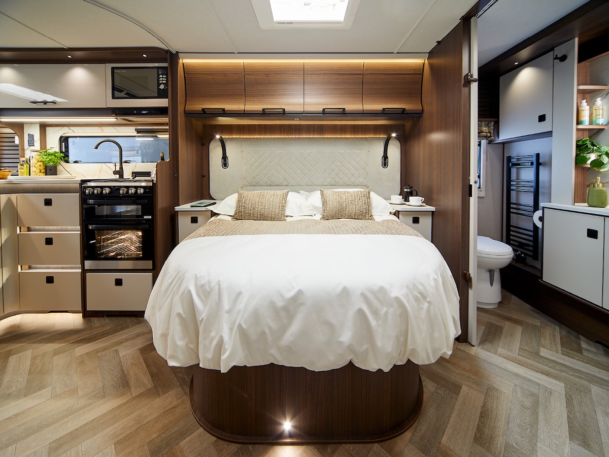2027 Coachman Lusso 2 Island Bed