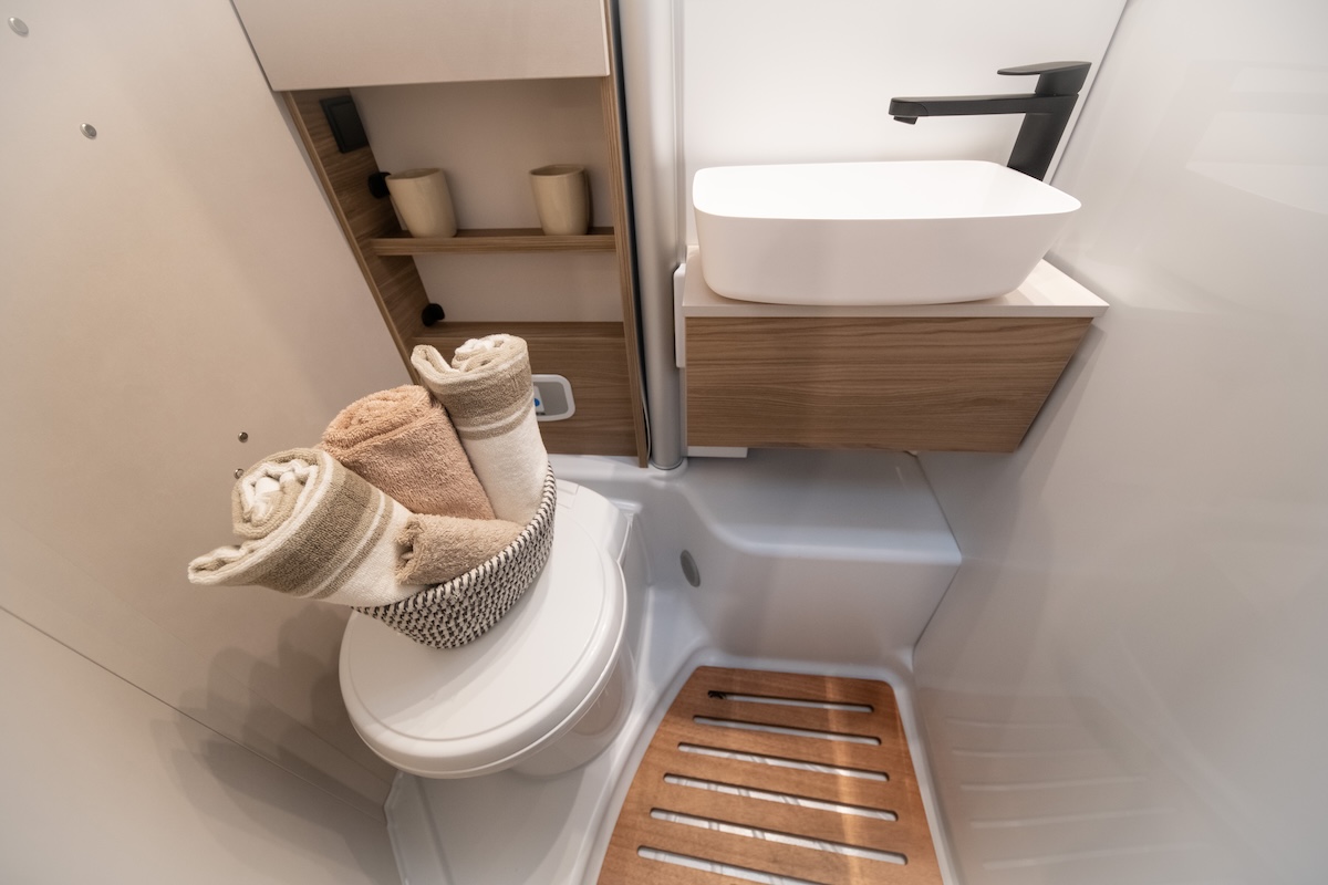 2027 Elddis Autoquest Gt Bathroom