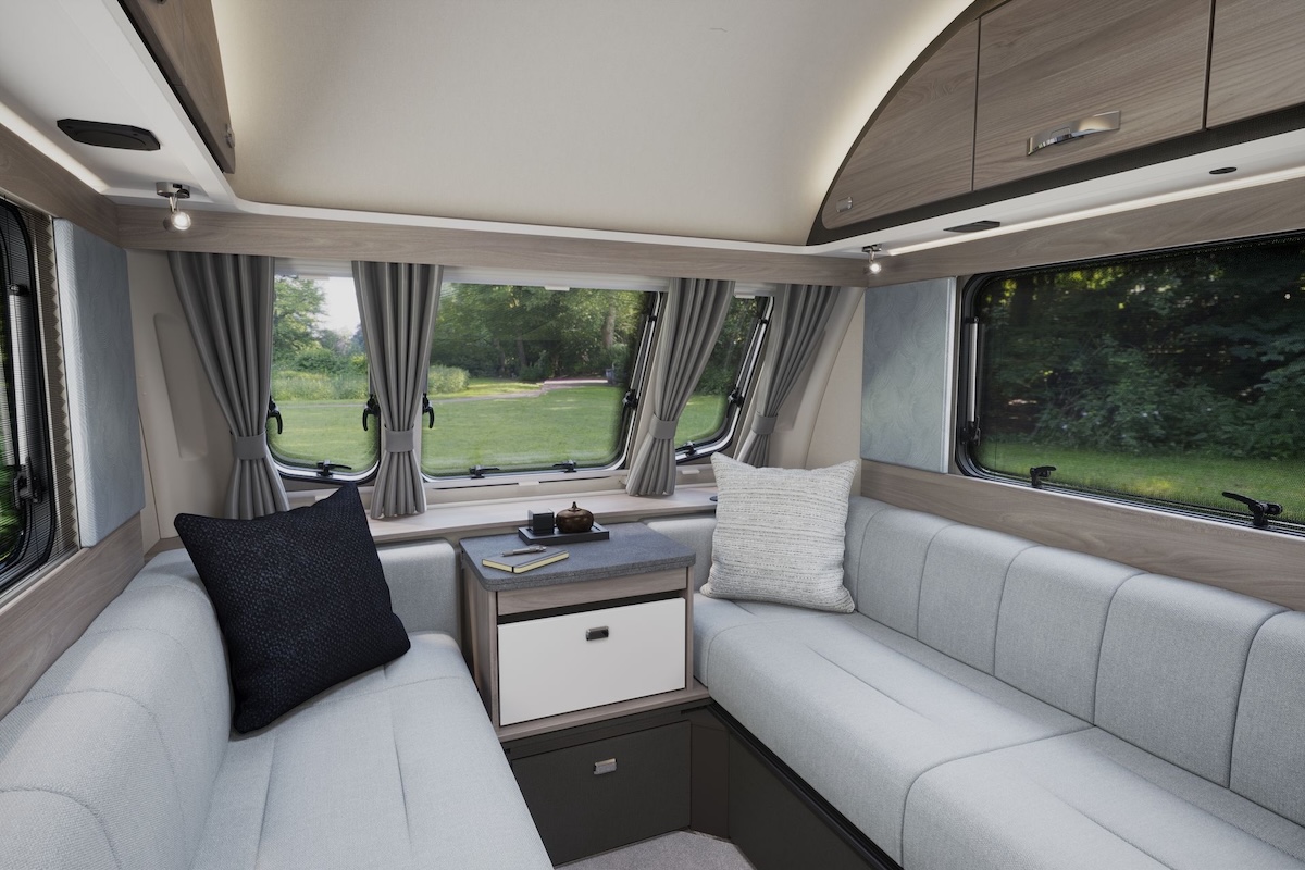 2026 Challenger 390 FrontLounge